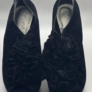 Qupid Black Faux Suede Ruffle Peep-Toe Heels - 6